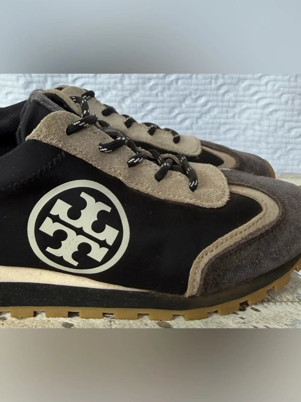 Tory Burch Annie Nylon Runner Sneakers in black with suede overlays SZ 6.5